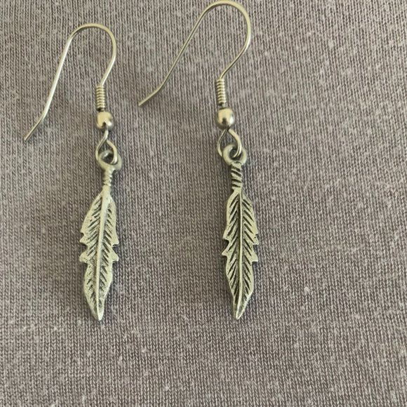 2/$20 Leaf Earrings - 2 Pair - 1 Gold/1 Silver - Picture 3 of 7